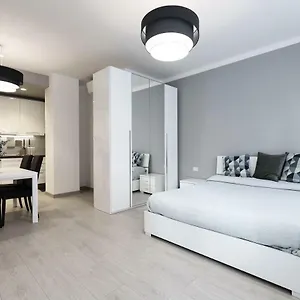 Center - Porta Romana Apartament